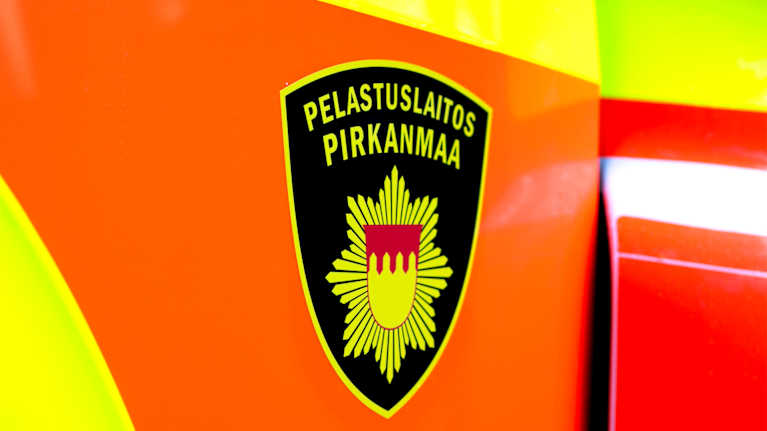 Paloauton ovi, jossa Pirkanmaan pelastuslaitoksen logo.