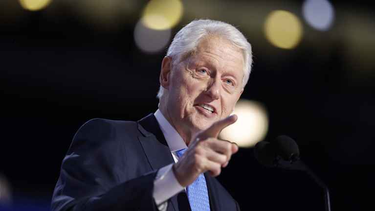 Bill Clinton pitää puhetta.