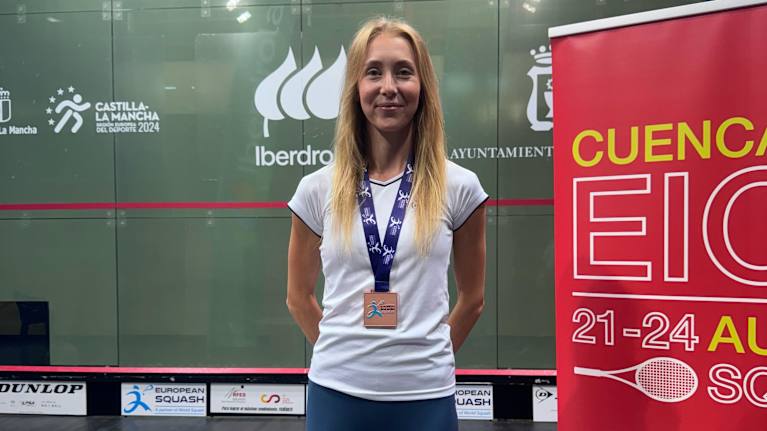 Emilia Soini pronssimitali kaulassa.