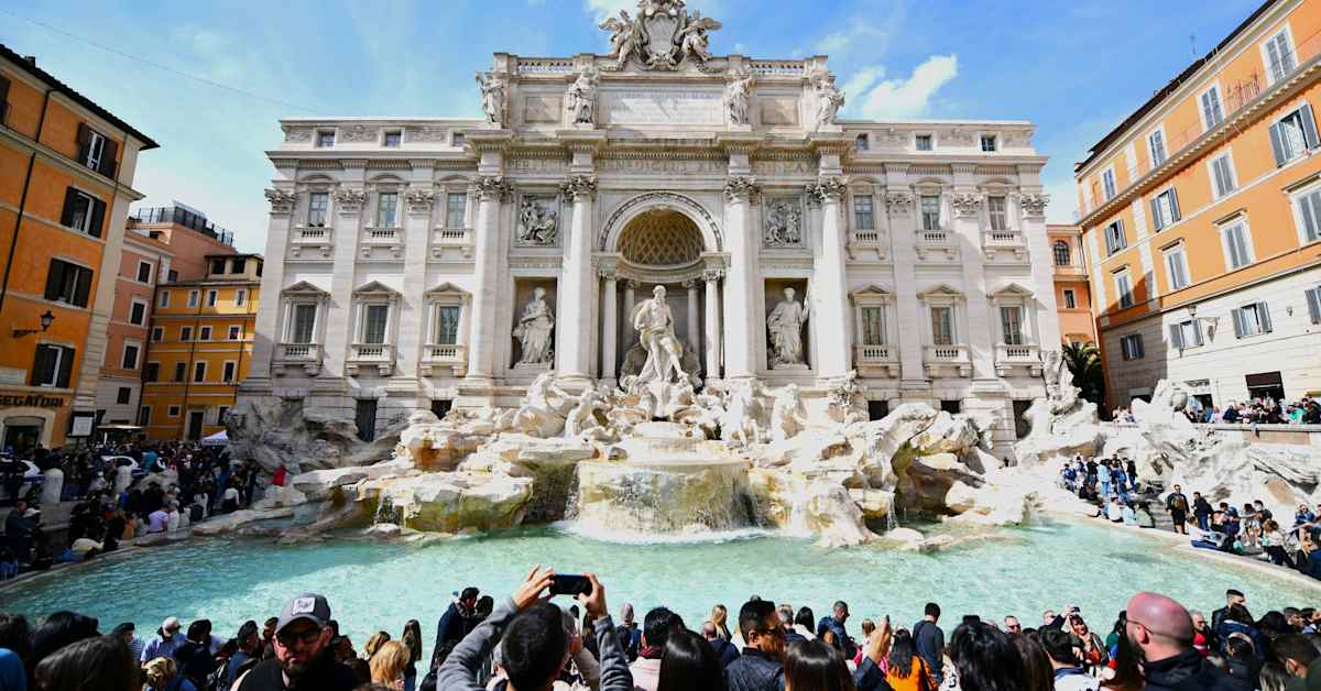 Rooma alkaa veloittaa pääsy­maksua kuuluisalle Trevin suihku­lähteelle | Uutisia lyhyesti