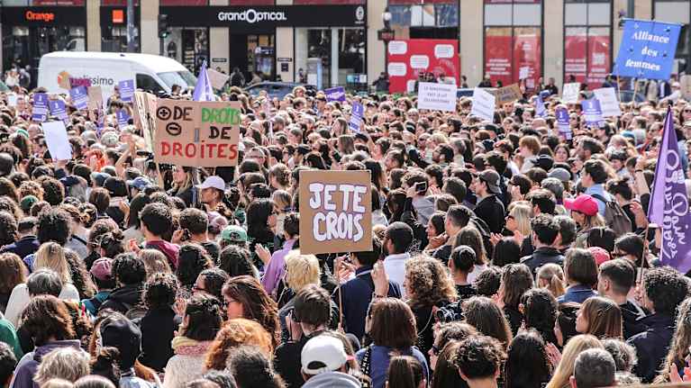 Gisele Pelicotea tukeva mielenoisoitus.