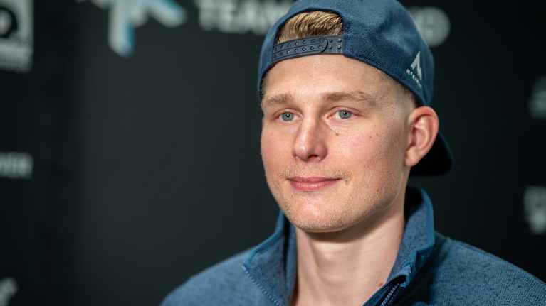 Hiihtäjä Remi Lindholm lähikuvassa.