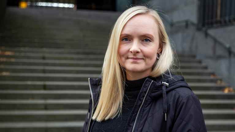 Maria Ohisalo seisoo portaiden edessä.