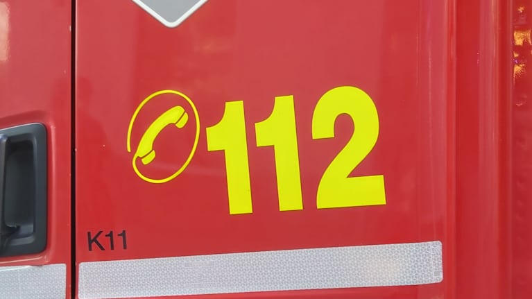 Yleinen hätänumero 112 pelastusajoneuvon kyljessä.