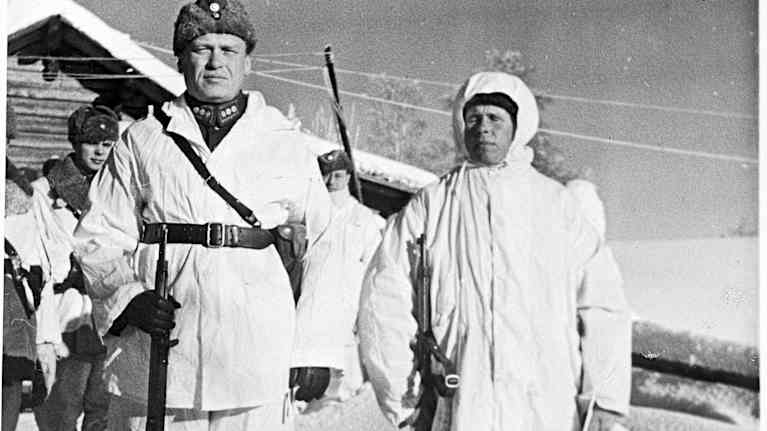 Sotamuseon kuvassa Simo Häyhä ja eversti Svensson. Svensson luovutti Häylälle kiväärin, jonka lahjoitti ruotsalainen liikemies Eugen Johansson. Oikealla Simo Häyhä, joka ampui kiväärillään 219 ryssää.