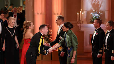 Tino Savolainen kättelee Suzanne Innes-Stubbia.