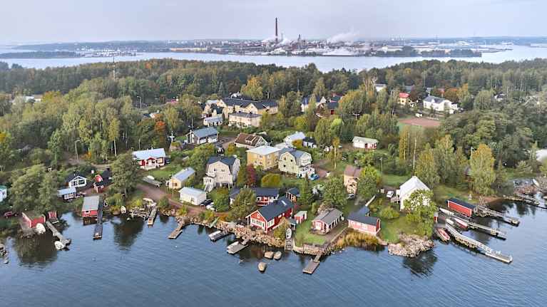 Kuvassa Tiutisen saari ja taustalla Kotkansaari.