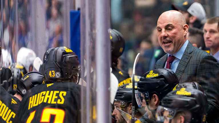 Rick Tocchet antaa ohjeita pelaajilleen.