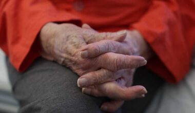 Hyvinvointialueet leikkaavat taas vanhuspalveluita – professori: ”Siellä he istuvat vaippojensa päällä tuntikausia” | Kotimaa