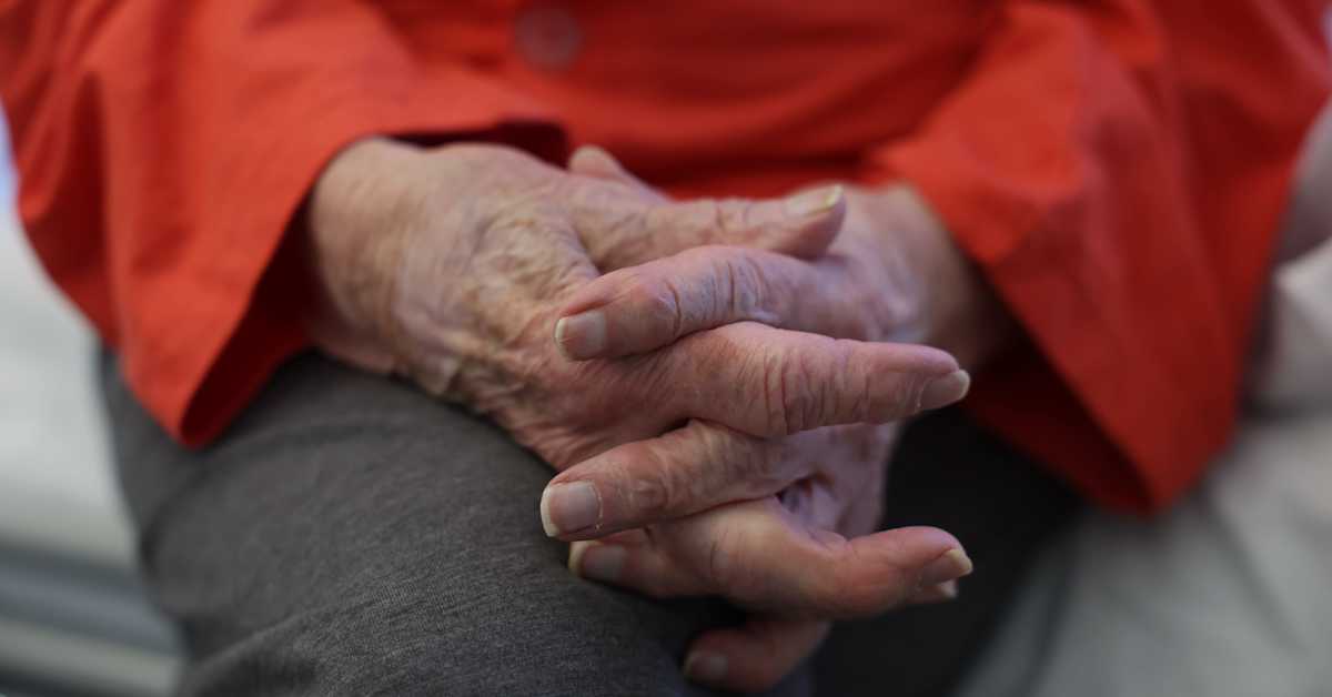 Hyvinvointialueet leikkaavat taas vanhuspalveluita – professori: ”Siellä he istuvat vaippojensa päällä tuntikausia” | Kotimaa