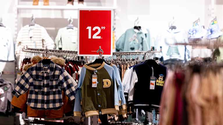 Vaateliikkeen alerekkejä.