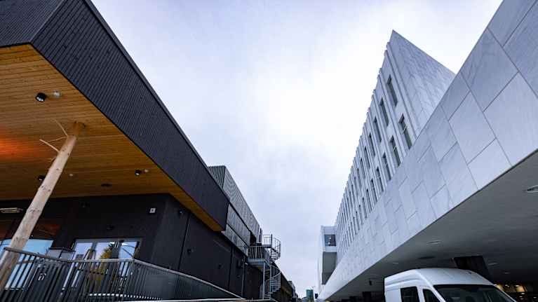 Finlandia-talo ja väliaikainen Pikku-Finaldia  kuvattuna ulkoa päin.