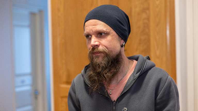 Ilkka Lehtomäki asunnossaan Kouvolan Inkeroisissa.