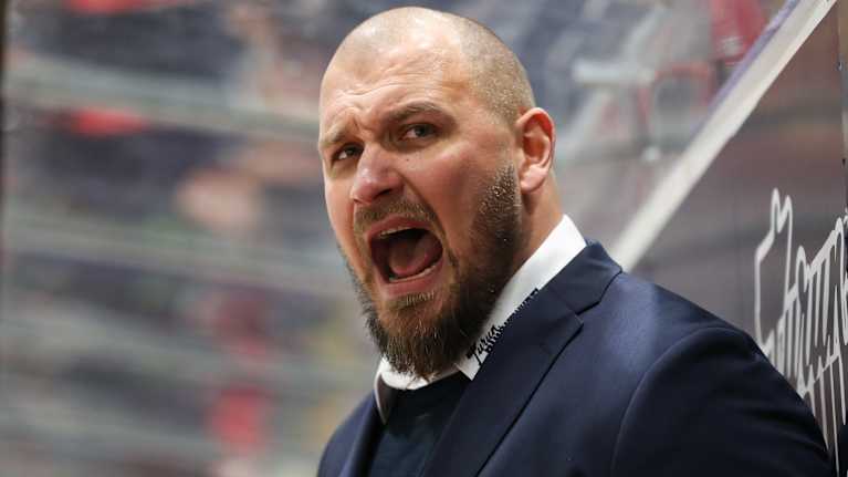 Jonne Virtanen huutamassa.