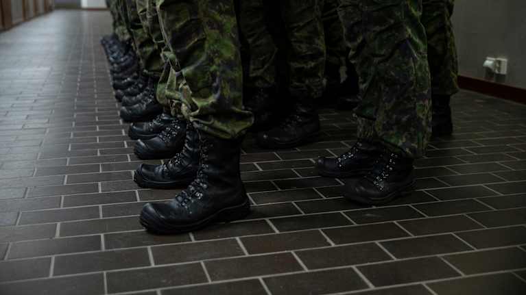 Sotilaita kolmirivissä käytävällä. 