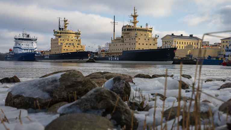 Jäänmurtajia Helsingin katajanokan rannassa.
