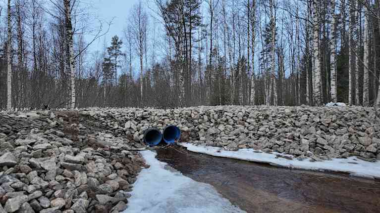 Korpelanpuro kulkee Kurkisuon läpi ja laskee Alanen-järveen. Alasentien rummun läheisyyteen on tehty pato, jotta sammutusvaahtoa sisältävää vettä ei pääsisi Alanen-järveen.