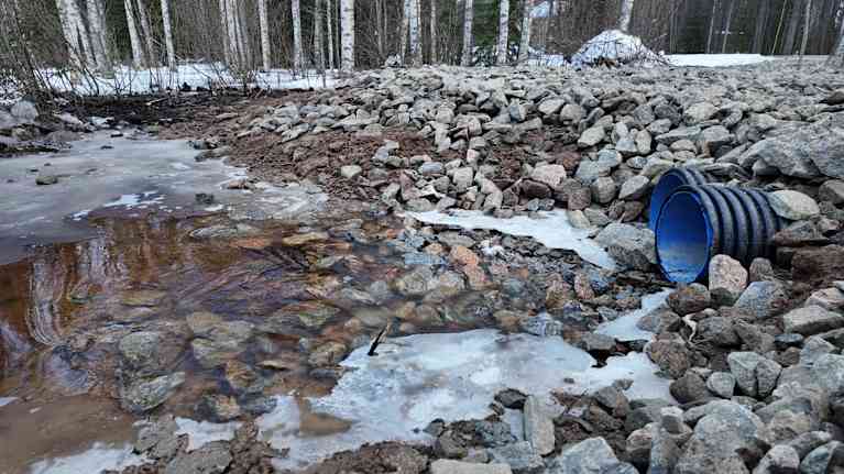 Korpelanpuro kulkee Kurkisuon läpi ja laskee Alanen-järveen. Alasentien rummun läheisyyteen on tehty pato, jotta sammutusvaahtoa sisältävää vettä ei pääsisi Alanen-järveen.