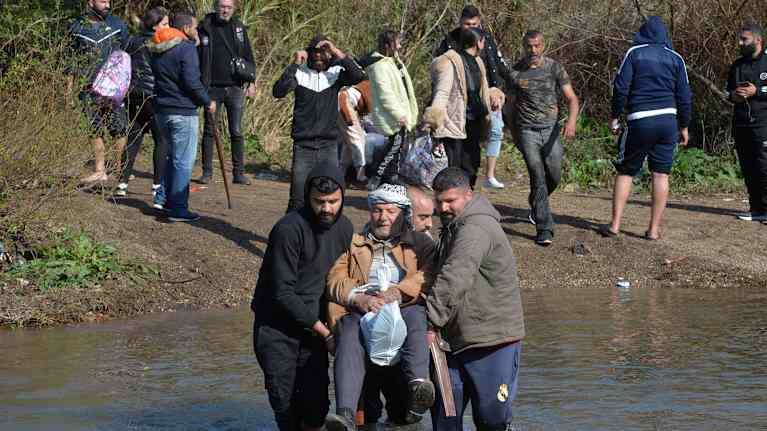 Useat syyrialaiset alaviitit pakenivat Nahr El Kabir -joen yli Libanoniin 11. maaliskuuta 2025.