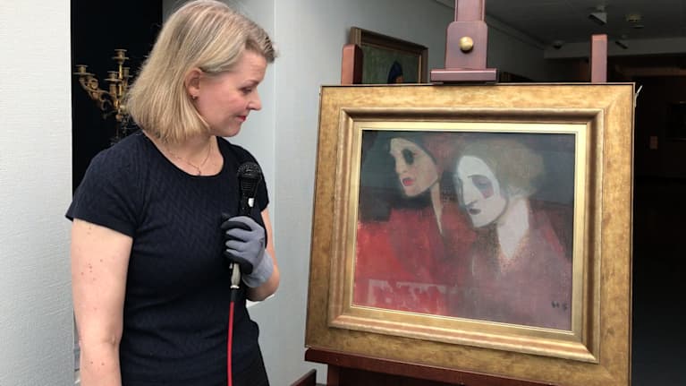 Amanuenssi esittelee Helene Schjerfbeckin taideteosta museossa.