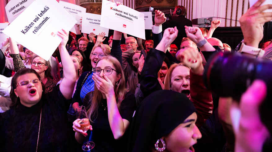 Vaalivalvojaisväki reagoi hyvään tulokseen.