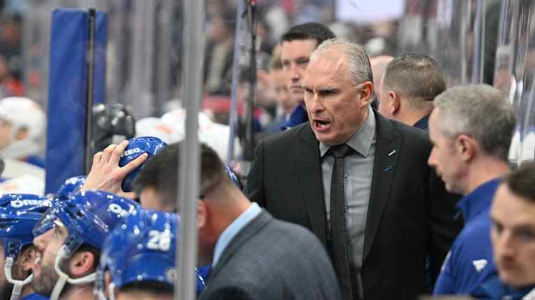 Toronton päävalmentaja Craig Berube puhuu pelaajilleen vaihtoaitiossa.