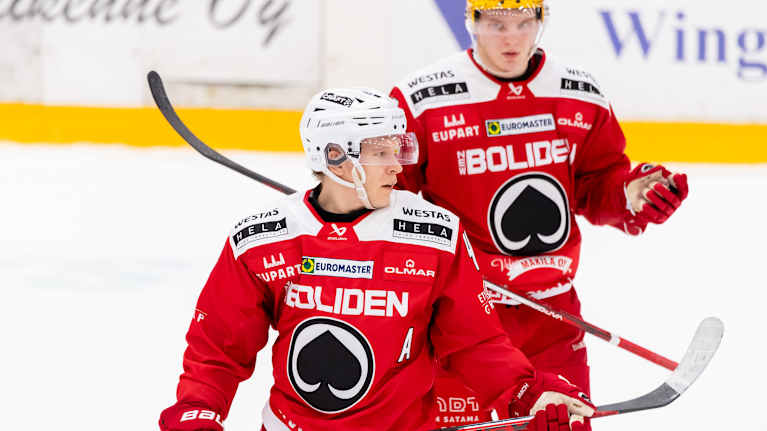 Jan-Mikael Järvinen ja Lenni Hämeenaho Ässien paidassa.