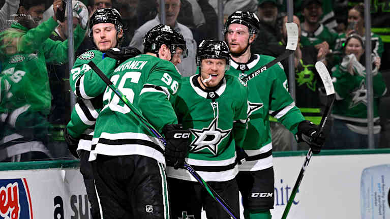 Mikko Rantanen (#96), Roope Hintz (#24), Mikael Granlund (#64) ja Thomas Harley (#55) juhlivat Dallasin maalia.