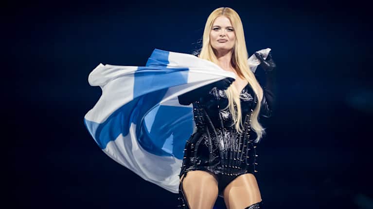 Erika Vikman Euroviisuissa kantamassa Suomen lippua.