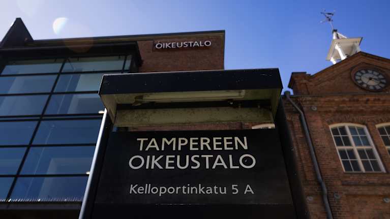 Tampereen oikeustalon julkisivu ja kyltti.