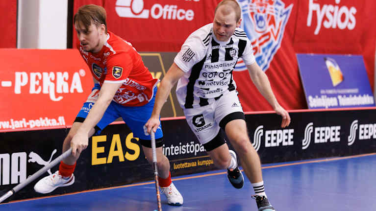 Peter Kotilainen pelitilanteessa SPV:n punapaidassa. 