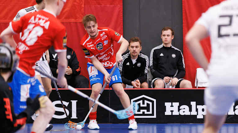 Peter Kotilainen pallon kanssa salibandykentällä. 