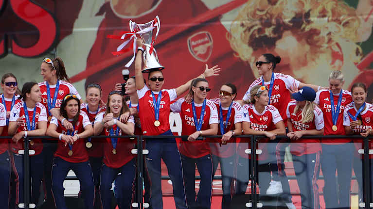 Tuhannet kannattajat kokoontuivat Emirates-stadionin ulkopuolelle Pohjois-Lontoossa katsomaan, kun Arsenalin pelaajat nostivat naisten Mestarien liigan pokaalia.