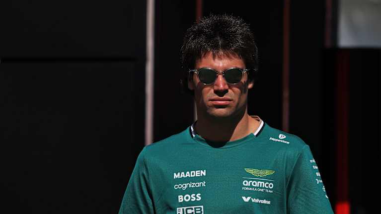 Lance Stroll Barcelonan F1-varikolla 2025.