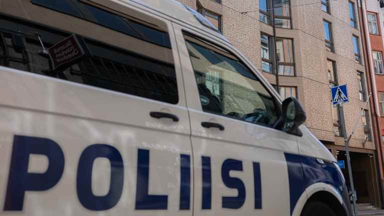 Poliisiauto partioi Helsingin keskustassa sijaitsevan Israelin suurlähetystön edustalla.