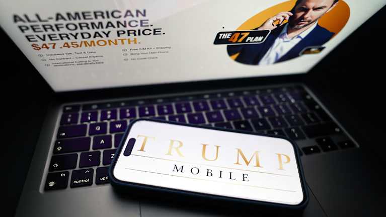 Trump Mobile -palvelun etusivu kannettavan tietokoneen näytöllä ja kännykässä.