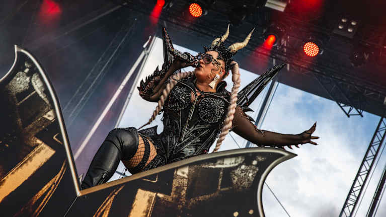 Battle Beastin Noora Louhimo esiintyy Tuska-festivaalilla 2025.