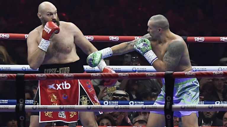 Kaksi nyrkkeilijää ottelemassa kehässä.