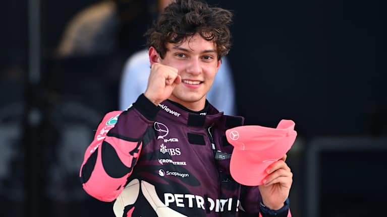 Kimi Antonelli ajaa Mercedeksellä.