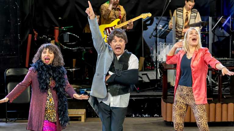 Saara Lehtonen, Gary Revell Junior ja Ilona Chevakova laulavat Rauhalahden kesäteatterissa Kuopiossa.