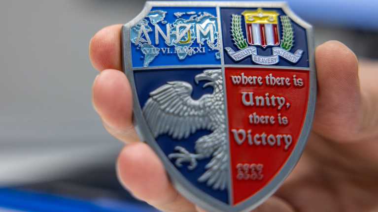 Anom kunniamerkki miehen kädessä.