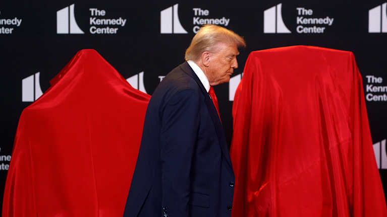 Donald Trump saapumassa tilaisuuteen.