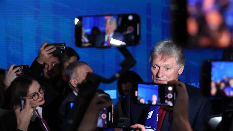 Dmitri Peskov ihmisten ympäröimänä jotka nauhottavat kännyköillä.