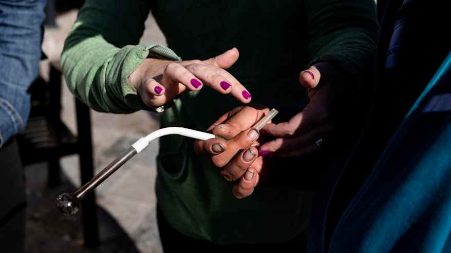 Muoviseen letkuun liitetty lasinen putki, jonka on päässä ontto reijällinen lasipallo. 