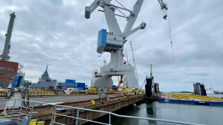 Kuvassa telakan suuri nosturi muun telakkainfrastruktuurin keskellä.