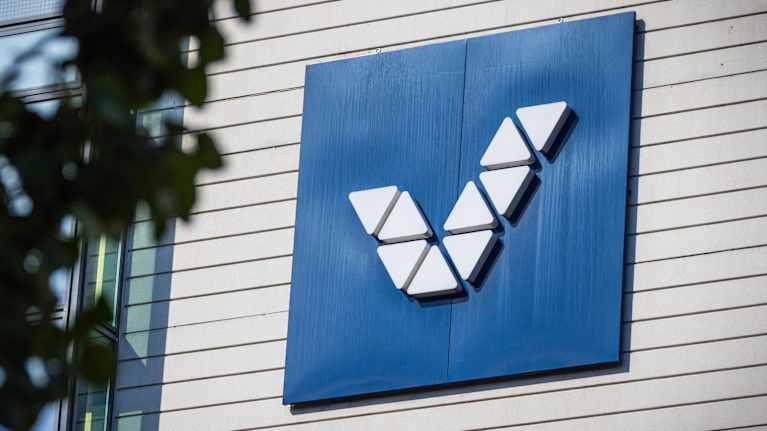 Veikkauksen pääkonttorin seinässä oleva logo.