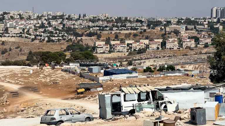 Beduiinikylä ja taustalla Israelin siirtokunta.