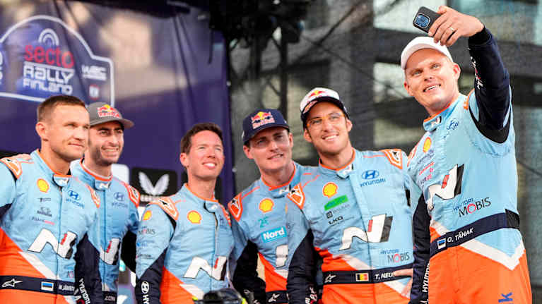 Ott Tänak ottaa Hyundain porukasta yhteiskuvan ennen Jyväskylän MM-rallia 2025.