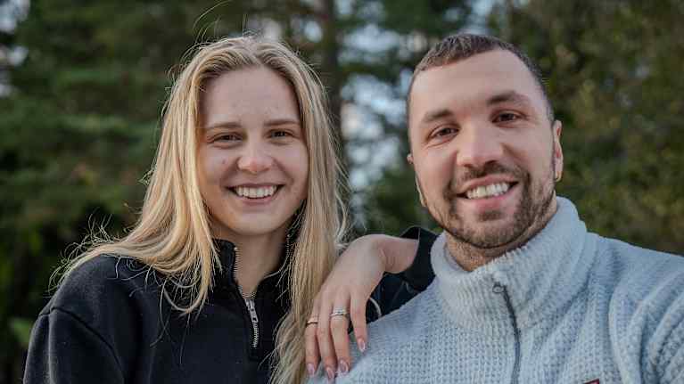 Kaksi ihmistä ulkoilemassa luonnossa. Eleganssia urheiluvaatteissa ja yhteinen hetki luonnon keskellä.