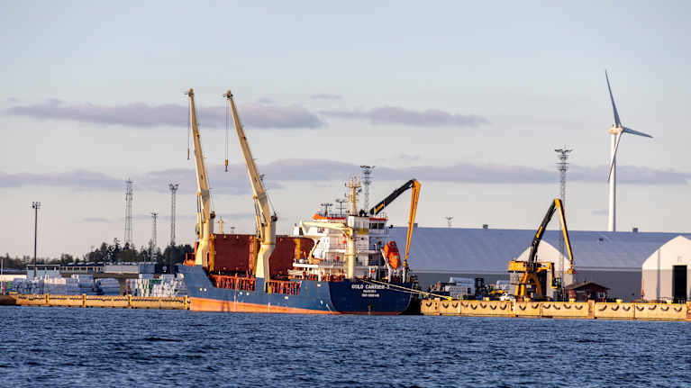 Oslo Carrier 3 -alus Haminan satamassa. 